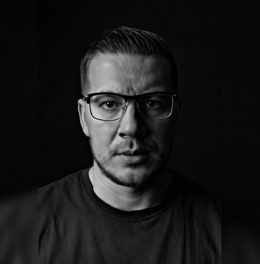 Hola, soy <strong>Ricardo Martínez</strong>, combino diseño gráfico y desarrollo web para crear soluciones digitales claras, funcionales y pensadas para crecer.